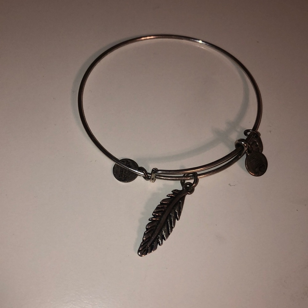 Alex And Ani Feather Charm Bracelet 🕊